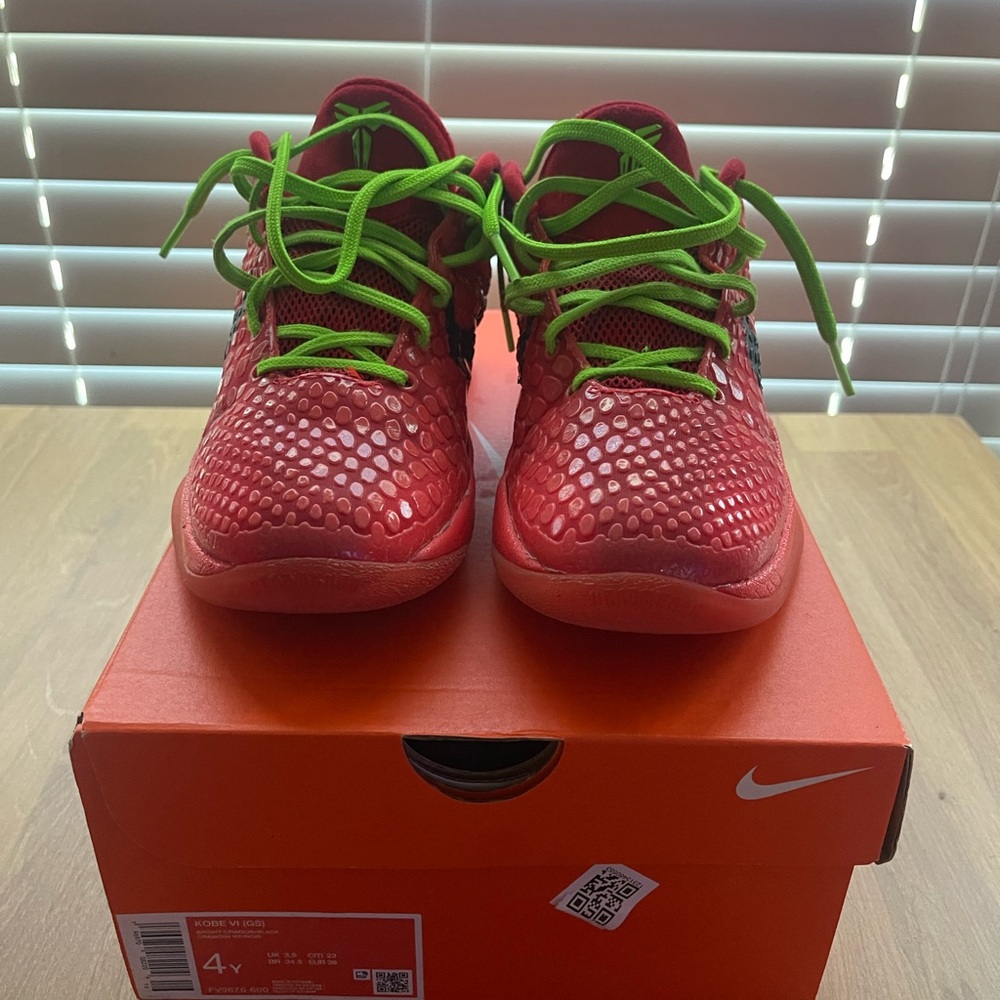 Kobe 6 ( reverse grinch) size 4Y (GS)
Nike Kids Red and Green Sneakers